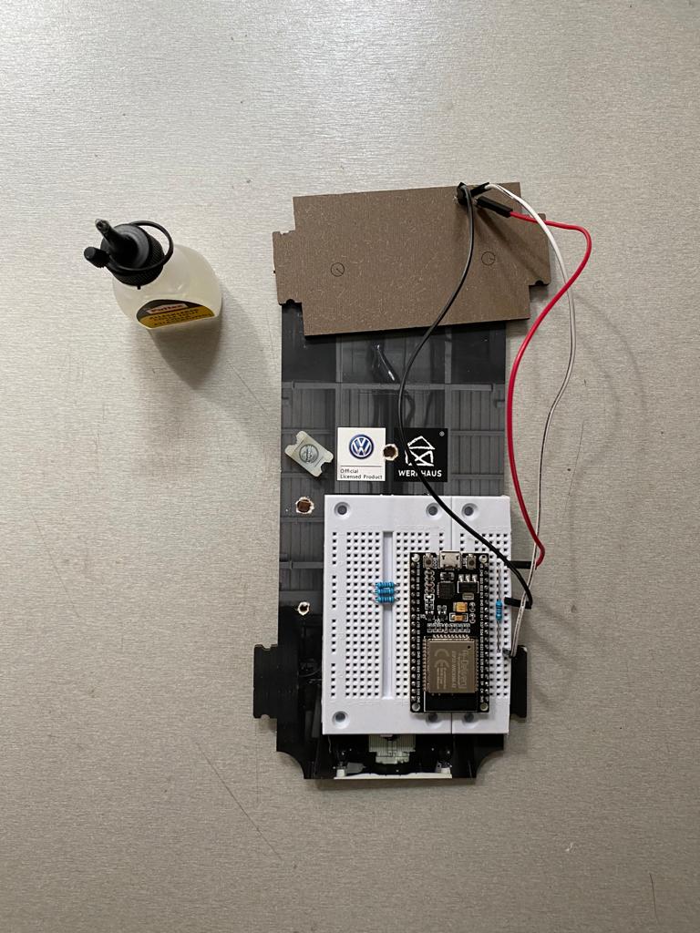 Unterboden T1 mit Breadboard, DS18B20 und Leitungshalter montiert