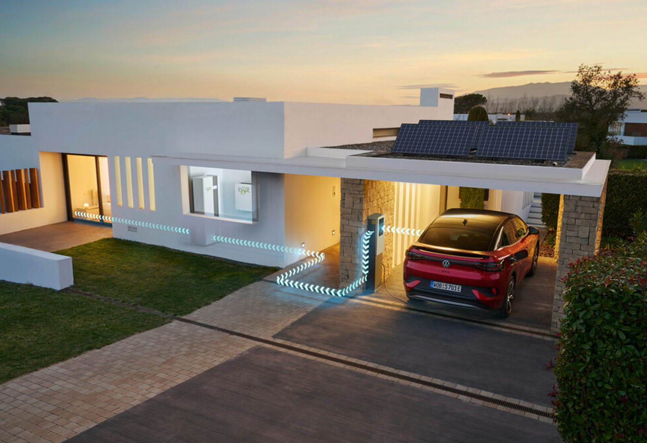 ein VW ID 5 ist in einer Garage, dort ist er an ein Haus angeschlossen. Es wird Vehicle to Home angewendet.